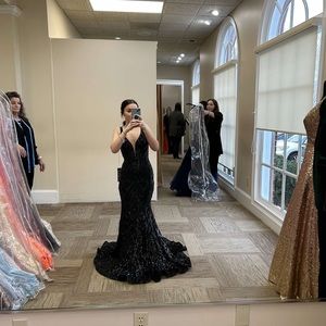 Selling this brand new $640 jovani prom dress. Size 00 fits 0